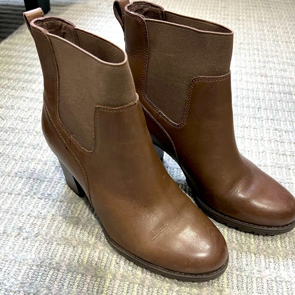 Women’s Clarks heeled boot, brown, size 8.5